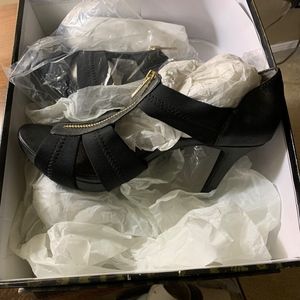 NIB. Moda black platform heels